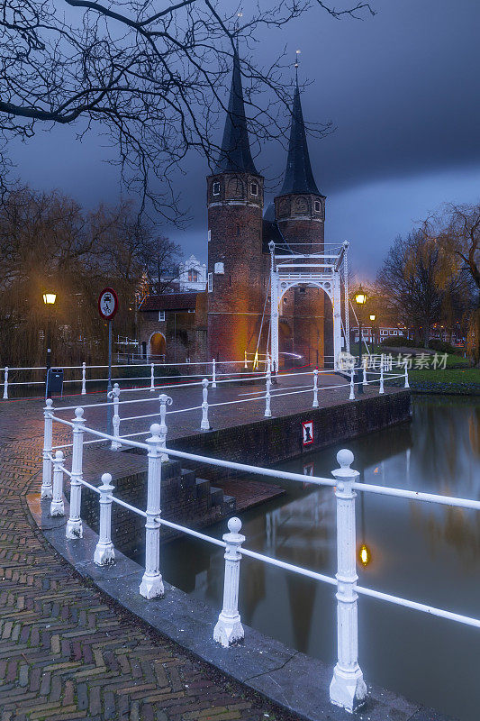 黄昏时分，东门(oostport)和德尔富时斯切运河(Delftse Schie canal)上的吊桥